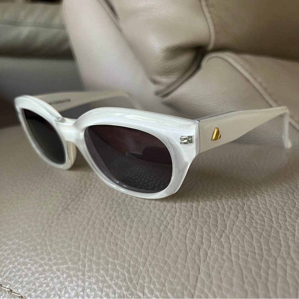 LIZ CLAIBORNE UV Sunglasses Oval Square White Plastic Gold Accent Italy Made Vtg - Picture 3 of 16